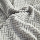 Coussin recouvert de housse polaire grise, vue de dessus