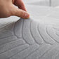 Housse polaire grise avec motif palmier sur coussin de canapé