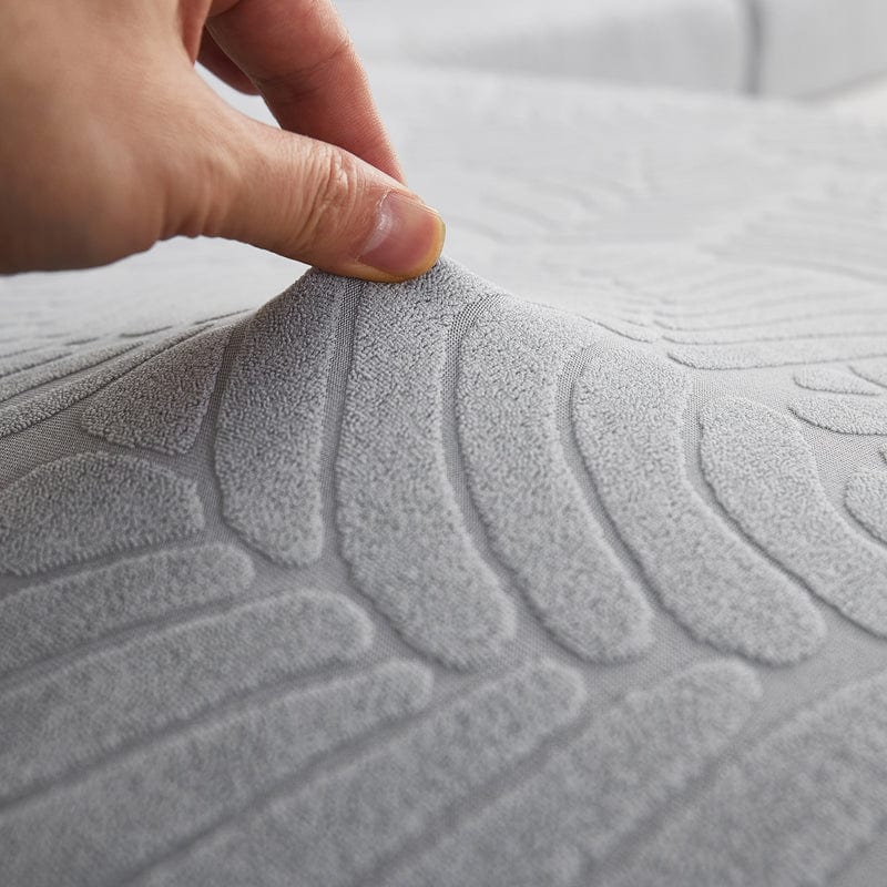 Housse polaire grise avec motif palmier sur coussin de canapé