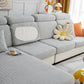 Housse polaire grise installée sur un coussin, détail du tissu