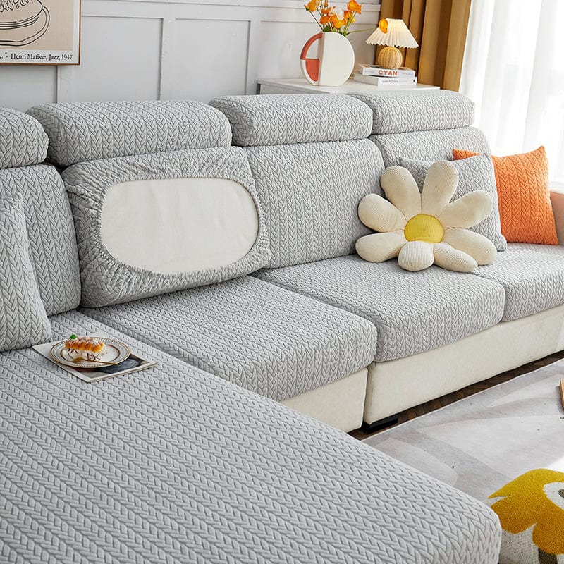 Housse polaire grise installée sur un coussin, détail du tissu