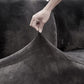 Housse en velours gris sur coussin, brillance subtile