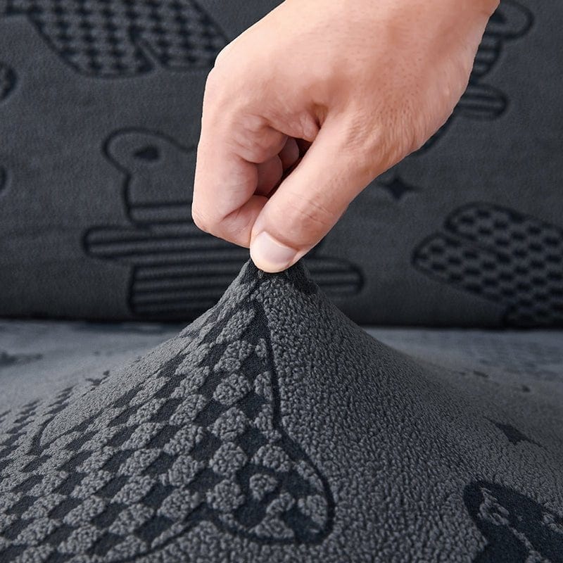Housse polaire grise installée sur coussin d'assise, motif ours