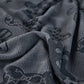Texture douce de la housse polaire grise sur coussin de dossier