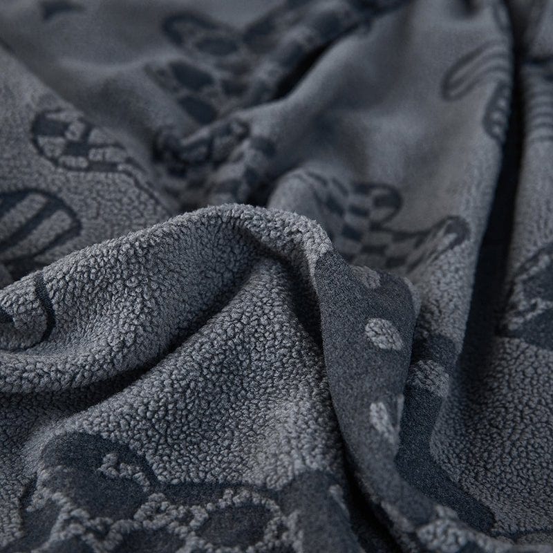 Texture douce de la housse polaire grise sur coussin de dossier