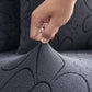 Housse polaire grise avec motif floral sur coussin de canapé