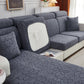 Housse polaire grise en place sur un coussin d'assise de canapé