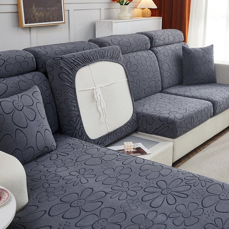 Housse polaire grise en place sur un coussin d'assise de canapé