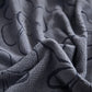 Détail du motif floral sur la housse polaire grise pour coussin