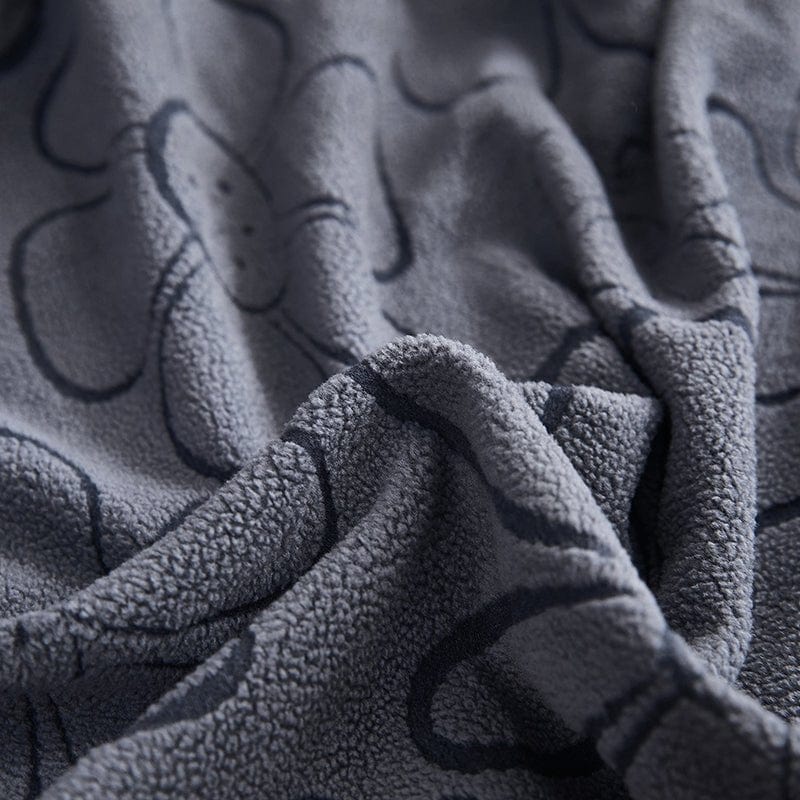 Détail du motif floral sur la housse polaire grise pour coussin