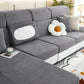 Housse polaire grise couvrant un coussin, motif laine