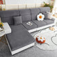 Housse polaire grise sur coussin, texture laine visible