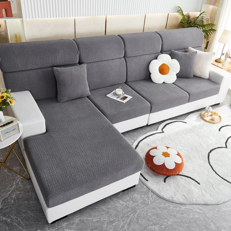 Housse polaire grise sur coussin, texture laine visible