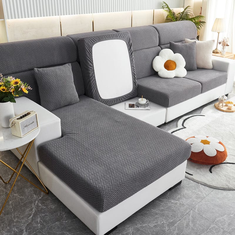 Vue latérale de la housse polaire grise sur coussin