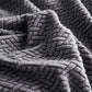 Coussin recouvert de housse polaire grise, texture laine