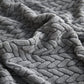 Détail de la texture polaire grise sur un coussin de canapé