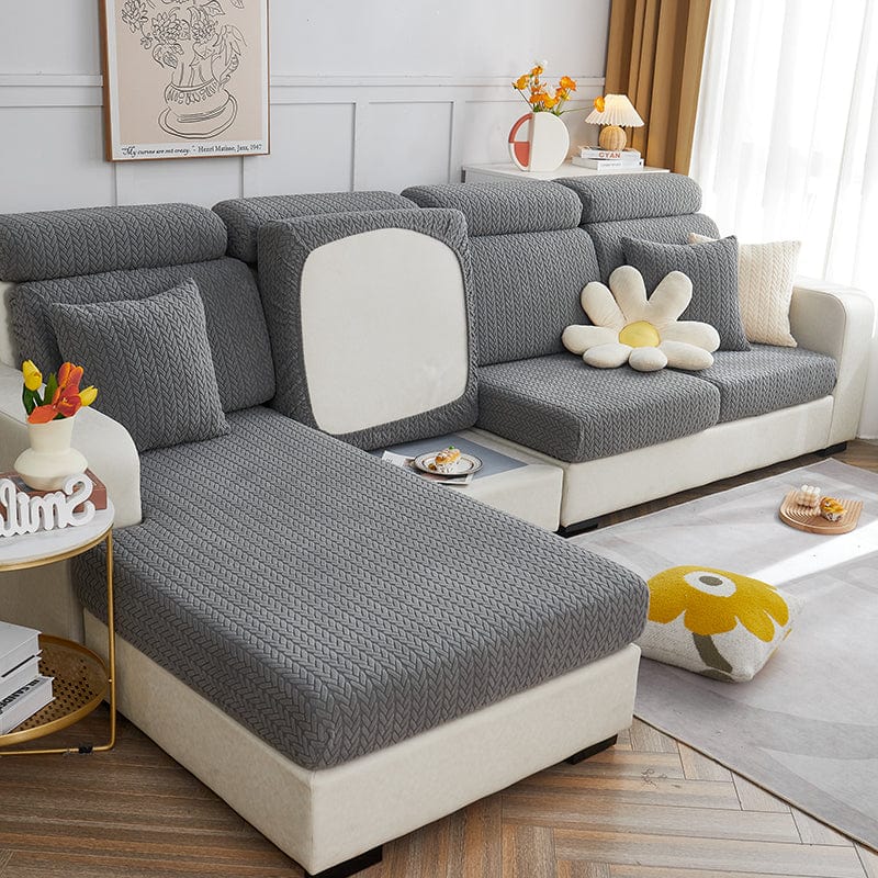 Housse polaire grise ajustée sur un coussin, motif visible