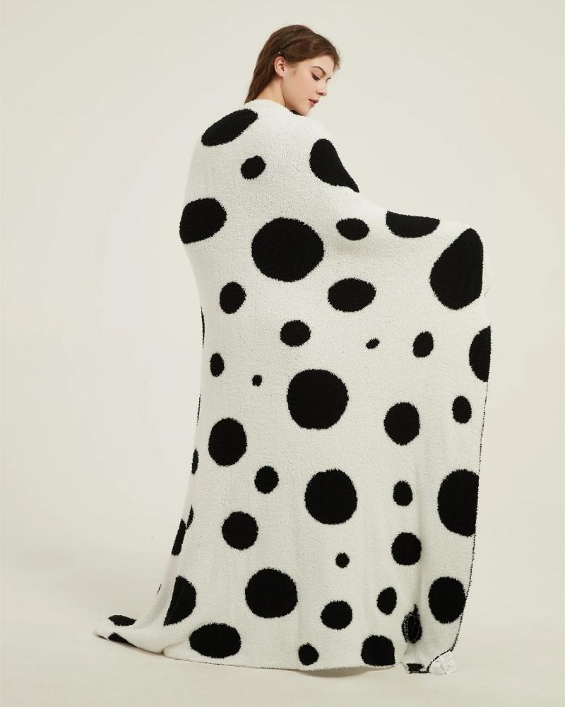 Gros plan sur le motif à pois du plaid polaire