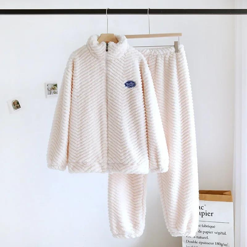 Vue de face d'un pyjama d'hiver blanc en Pilou Pilou