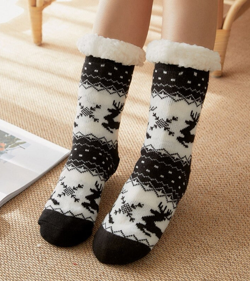 Chaussettes noires et blanches avec motifs hivernaux