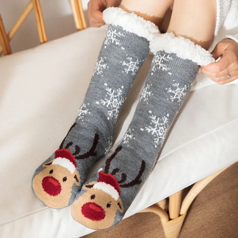 Chaussettes d'hiver grises avec flocons et renne décoratif
