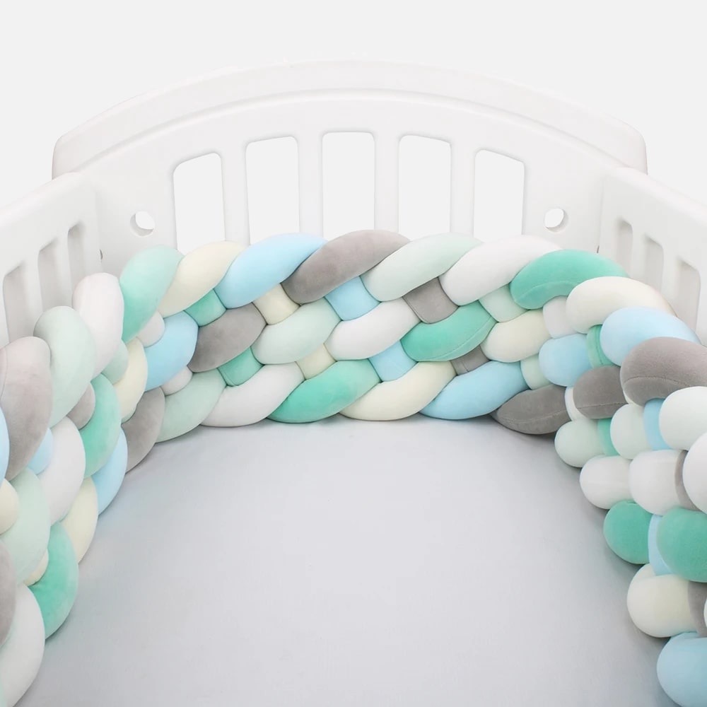 Tresse de lit bébé en coton velours, installée dans un lit