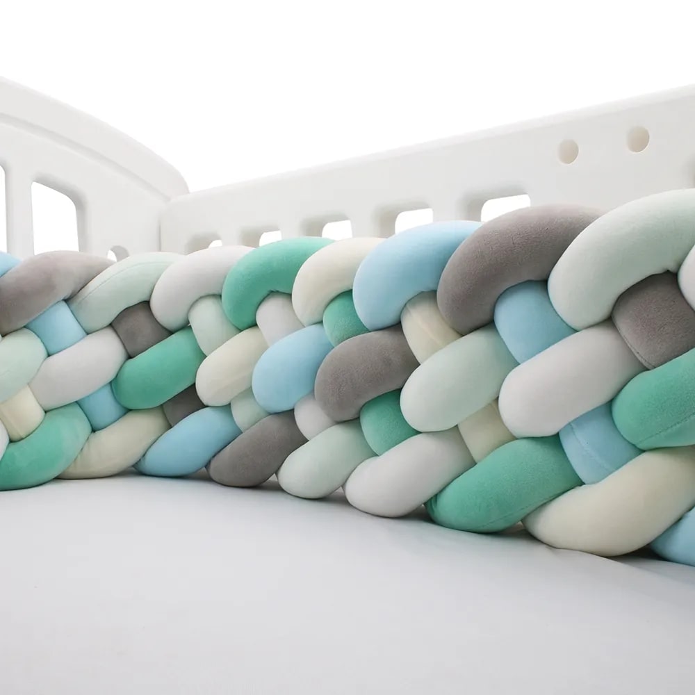 Grosse tresse de lit bébé en velours doux, vue de côté