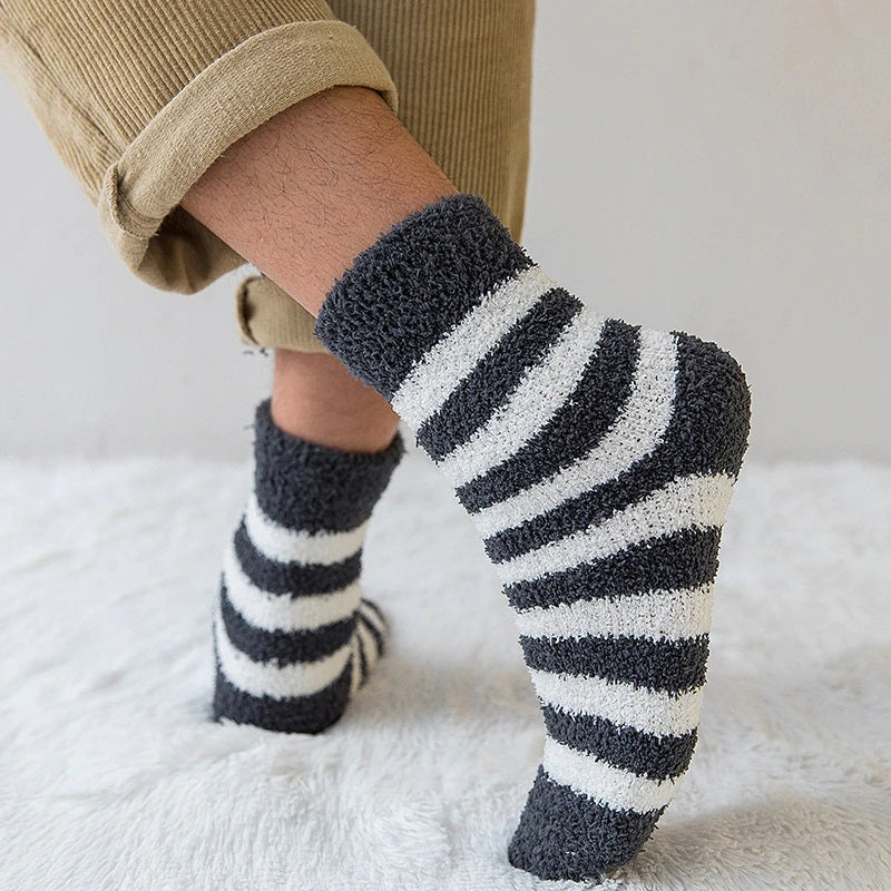 Chaussettes grises et blanches sur fond blanc