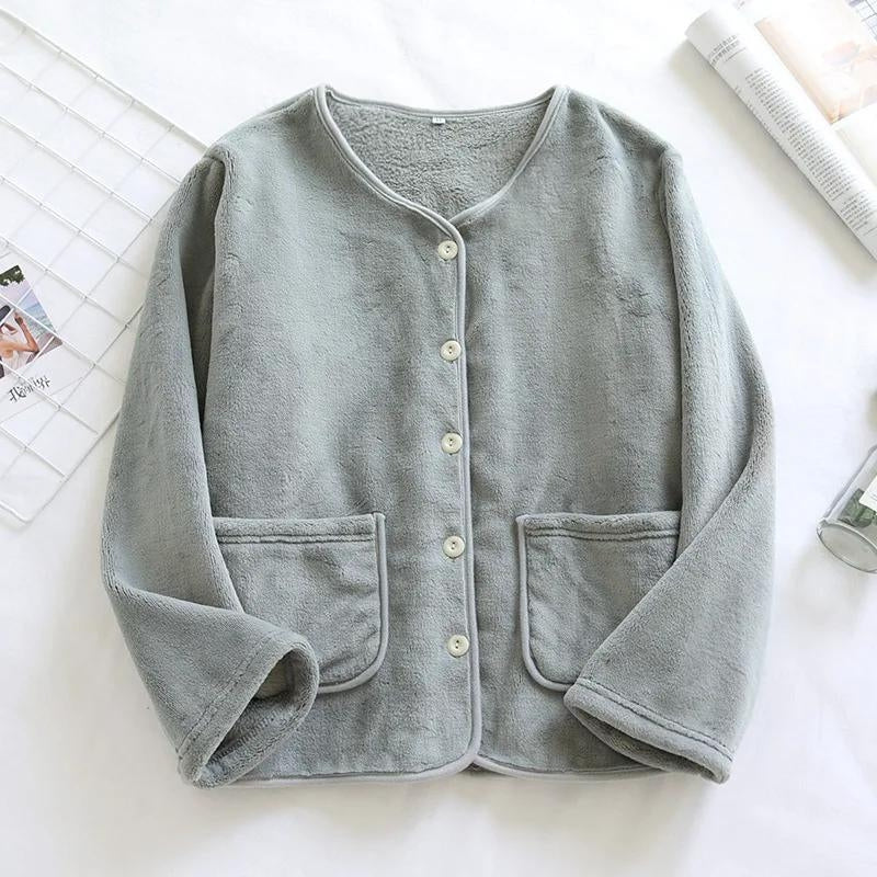 Détail des boutons et poches du pyjama bleu en Pilou