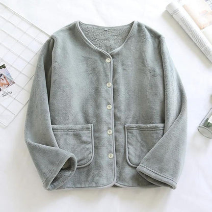 Détail des boutons et poches du pyjama bleu en Pilou