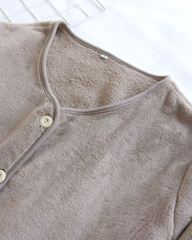 Vue de face du haut de pyjama gris avec poches
