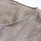 Détail des boutons sur le haut de pyjama gris