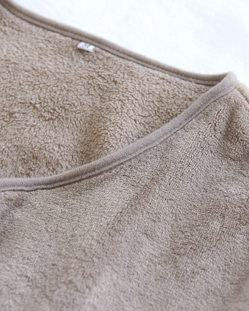 Détail des boutons sur le haut de pyjama gris
