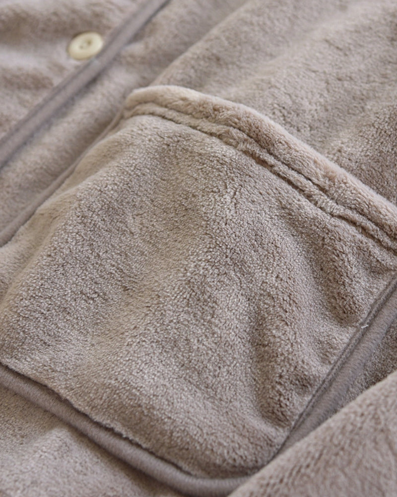 Vue latérale du haut de pyjama gris pour femme