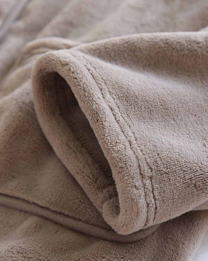 Gros plan sur la texture pilou du pyjama gris