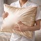 Homme dormant sur taie d'oreiller en soie beige