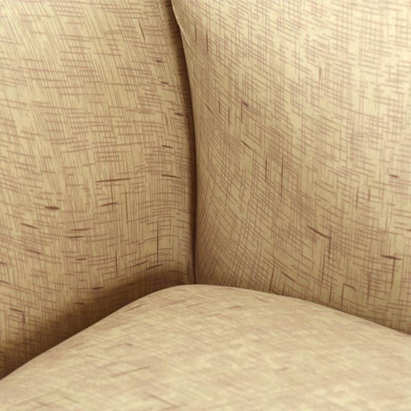 Housse extensible beige sur canapé droit moderne