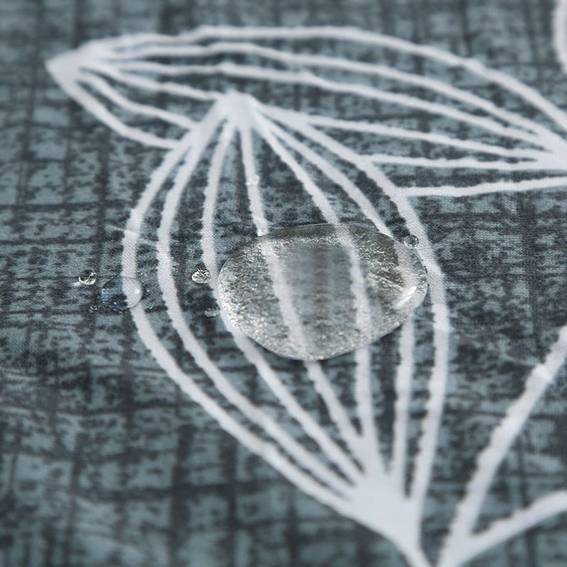 Housse de canapé en jacquard beige sur un canapé moderne