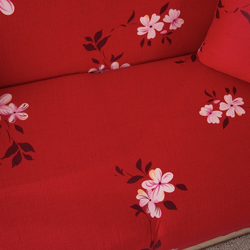 Housse installée sur un canapé droit, couleur neutre
