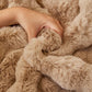 Housse de canapé beige en fausse fourrure moelleuse