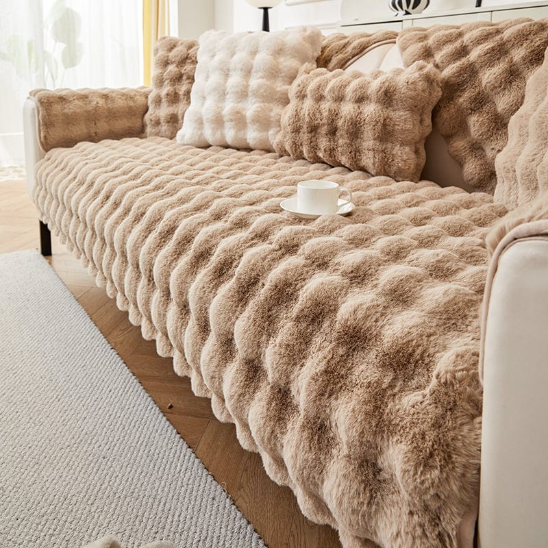 Housse de canapé installée sur un canapé moderne