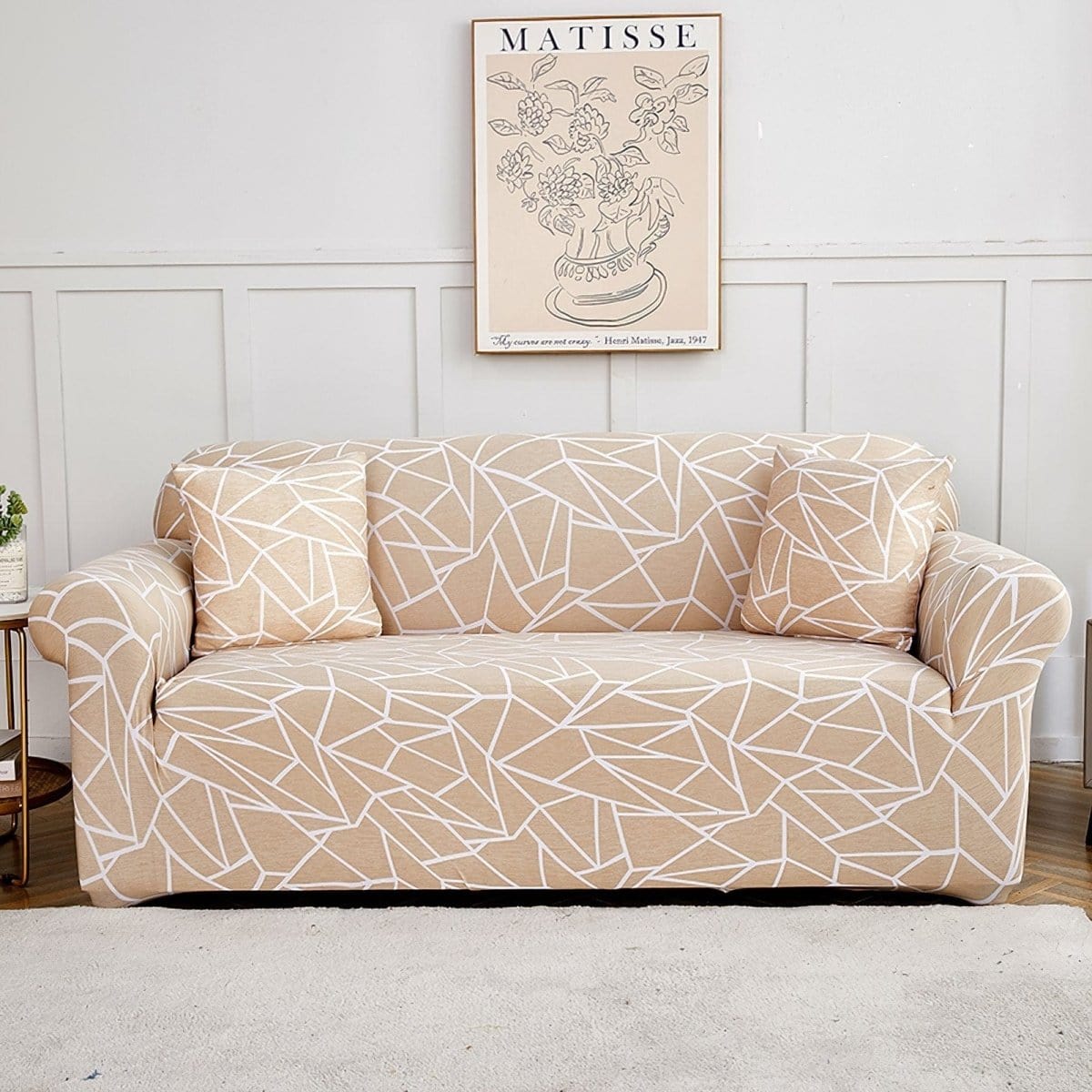 Housse beige extensible s'adaptant à différentes formes de canapés