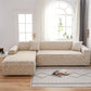 Housse beige extensible sur canapé droit dans un salon moderne