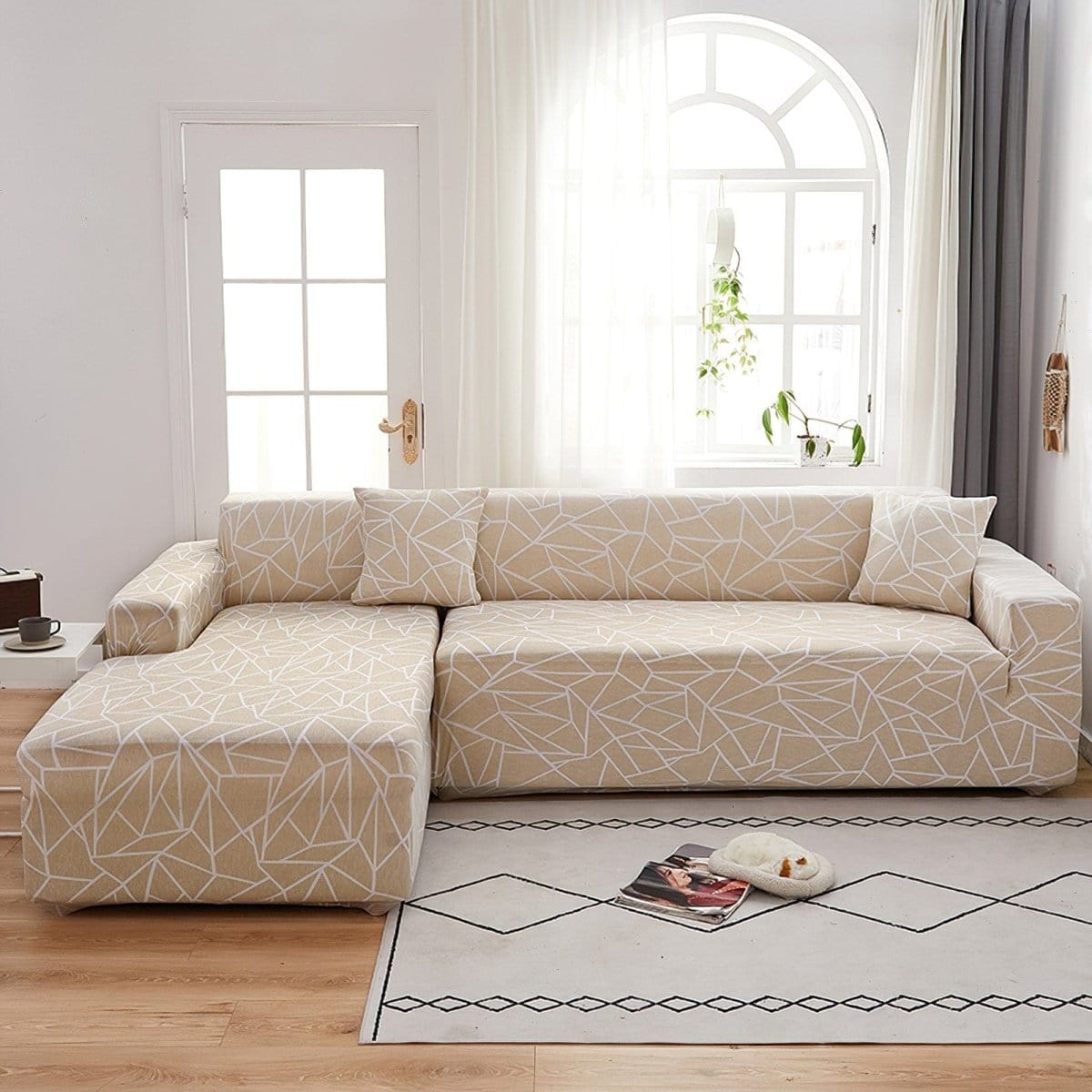 Housse beige extensible sur canapé droit dans un salon moderne