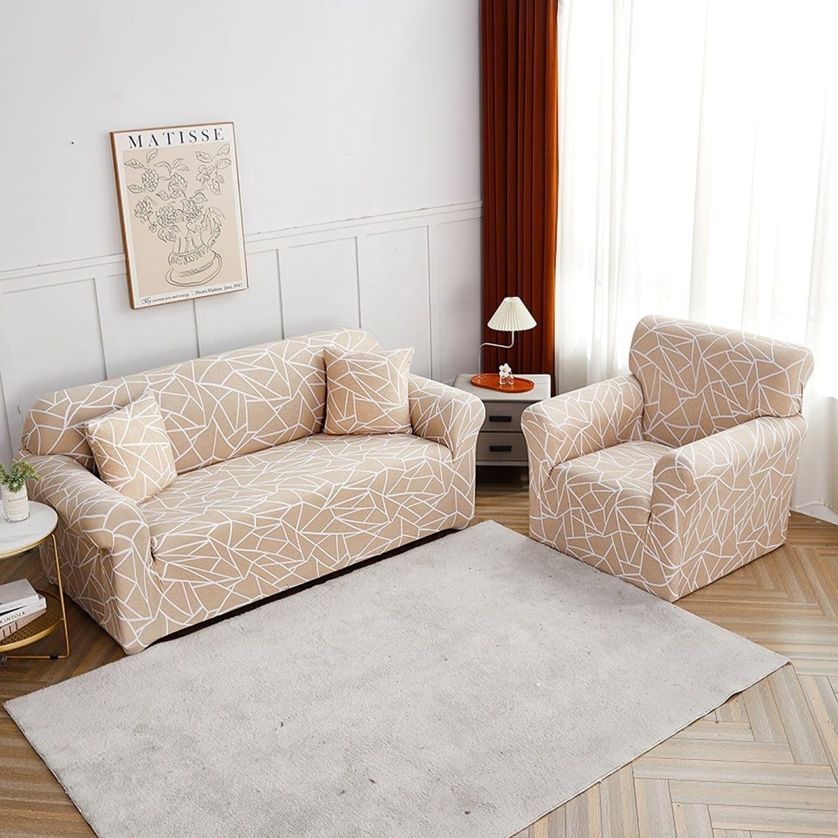 Gros plan sur le tissu extensible beige de la housse de canapé
