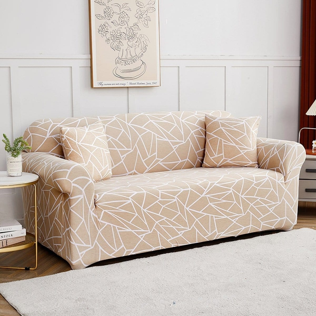 Vue latérale d'un canapé recouvert d'une housse beige ajustée