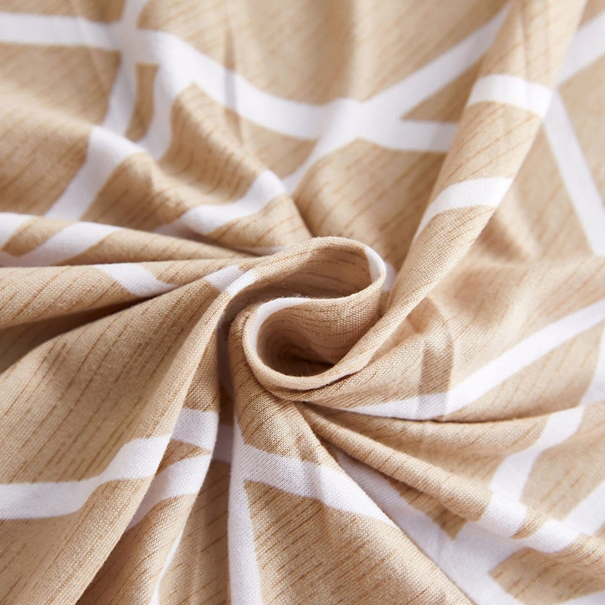 Canapé panoramique recouvert d'une housse beige extensible
