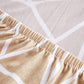 Installation facile de la housse beige sur un canapé droit