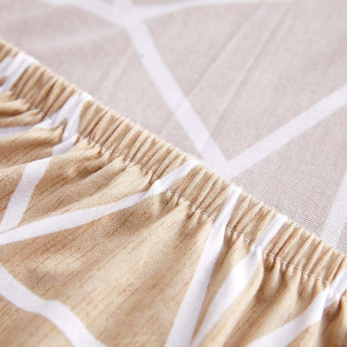 Installation facile de la housse beige sur un canapé droit