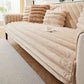 Housse beige installée sur un canapé trois places